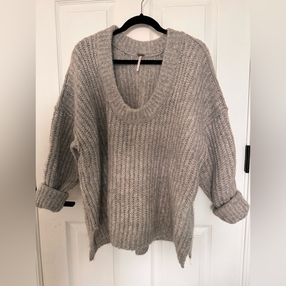 Free People 🩶 oversized grey sweater size Small